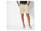 Beige shorts en schoenen voor heren.