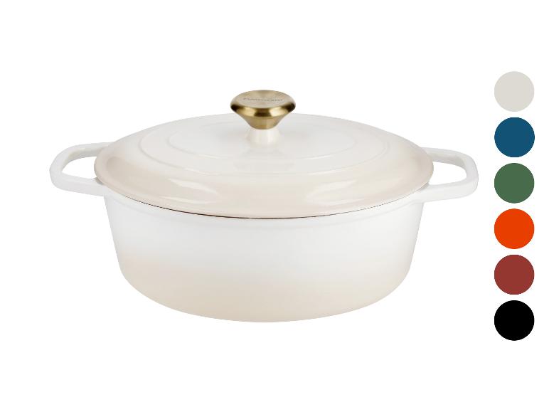 Crèmekleurige gietijzeren braadpan met gouden knop, getoond met kleurstalen.
