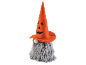 Halloweenkabouter met lange grijze baard en oranje pompoenhoed.