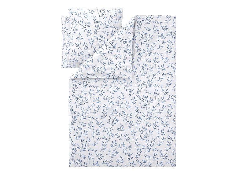 Wit beddengoed met blauw bladpatroon.