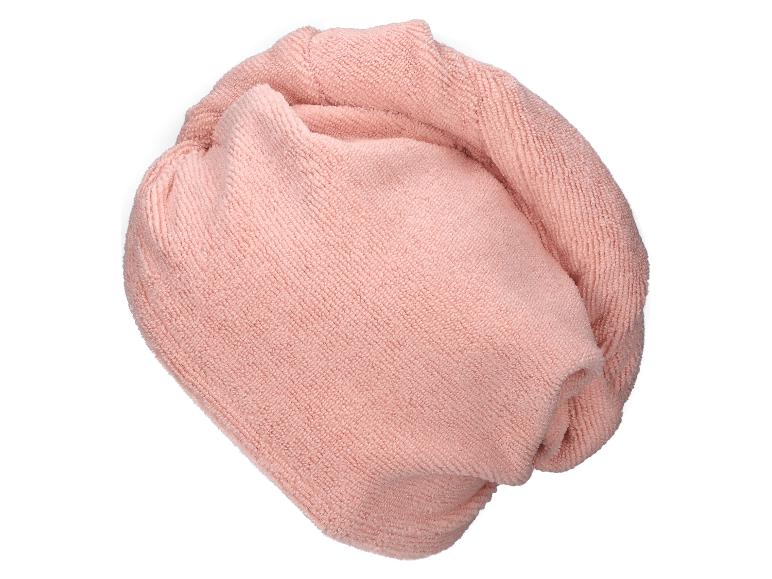 Roze microvezel haardoek voor het drogen van haar.