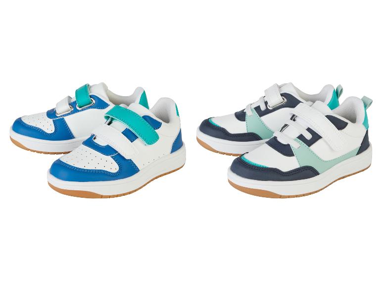 Twee paar kindersneakers in verschillende kleuren.