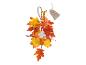 Herfstdecoratie met esdoornbladeren, bloemen, bessen en katoen, met een klein stoffen zakje.