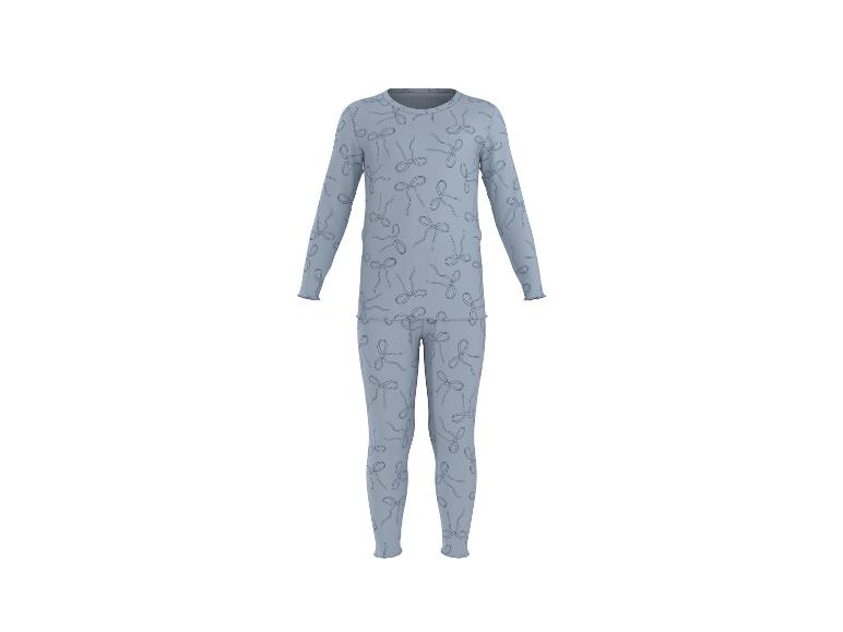Blauwe kinderpyjama met strikjespatroon.
