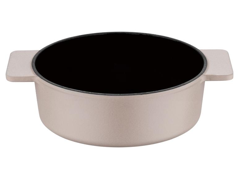 Een ovenschaal met twee handvatten.