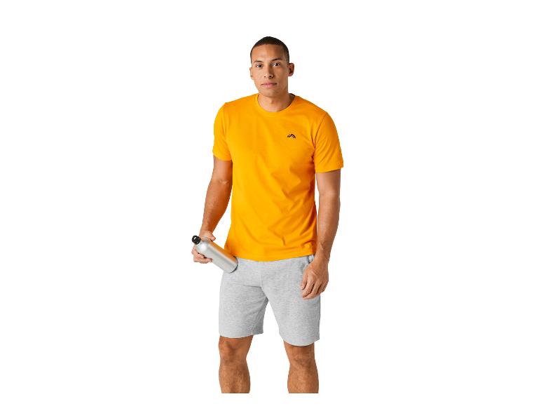 Geel t-shirt en grijze shorts; waterfles.