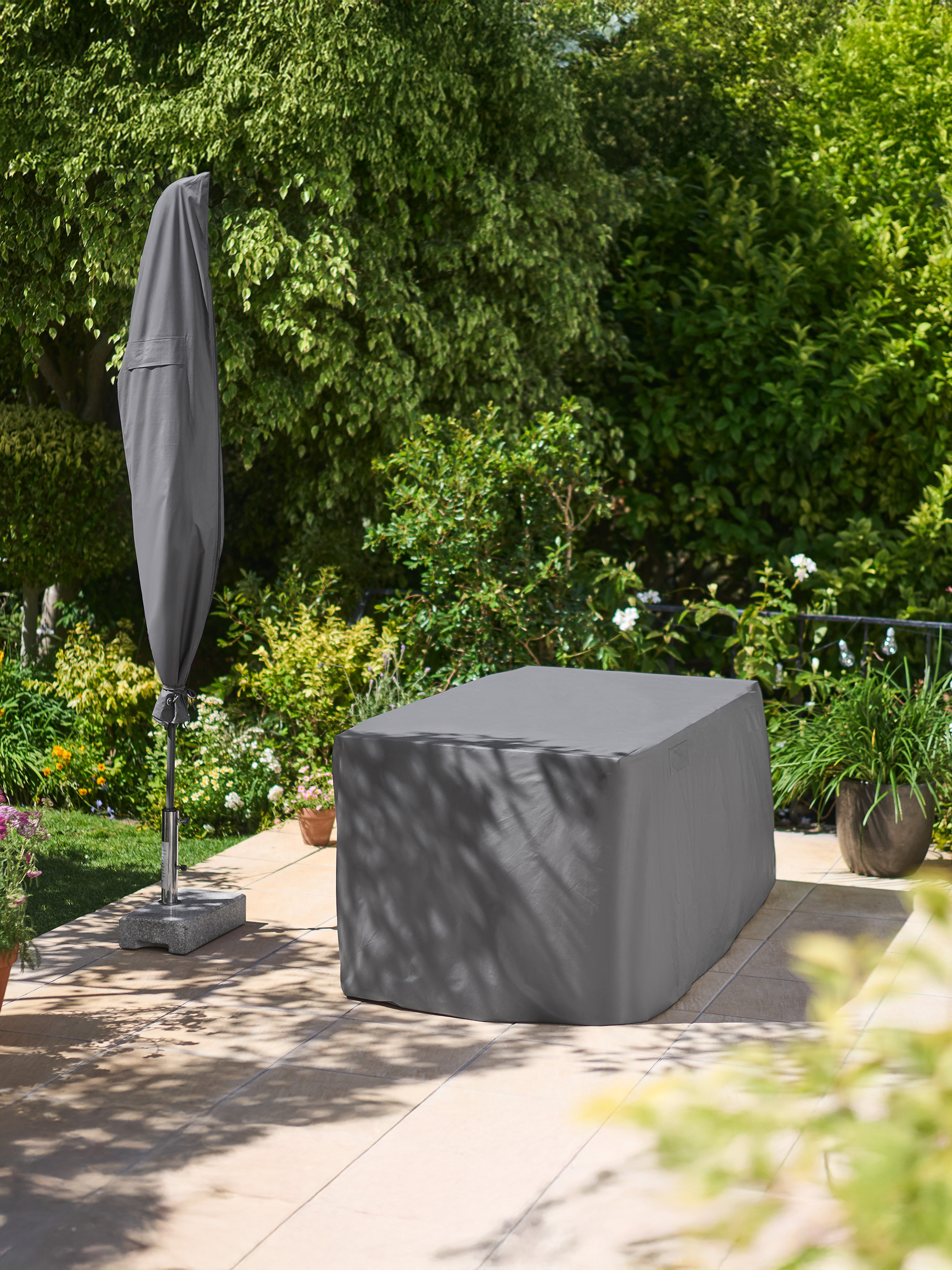 Tuinmeubel- en parasolhoezen in de tuin.