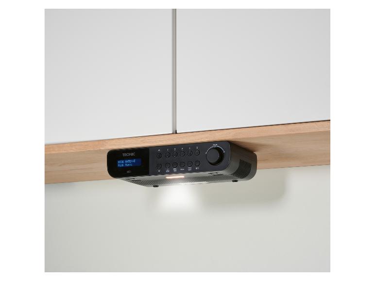 TRONIC onderbouwradio met display dat 'ROCK ANTENNE Rock Music' toont, gemonteerd onder een houten plank.