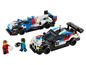 Twee LEGO BMW Motorsport raceauto's met twee coureurs.
