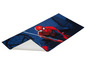Een blauw vloerkleed met Spiderman erop.