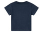 Een donkerblauw T-shirt met korte mouwen.