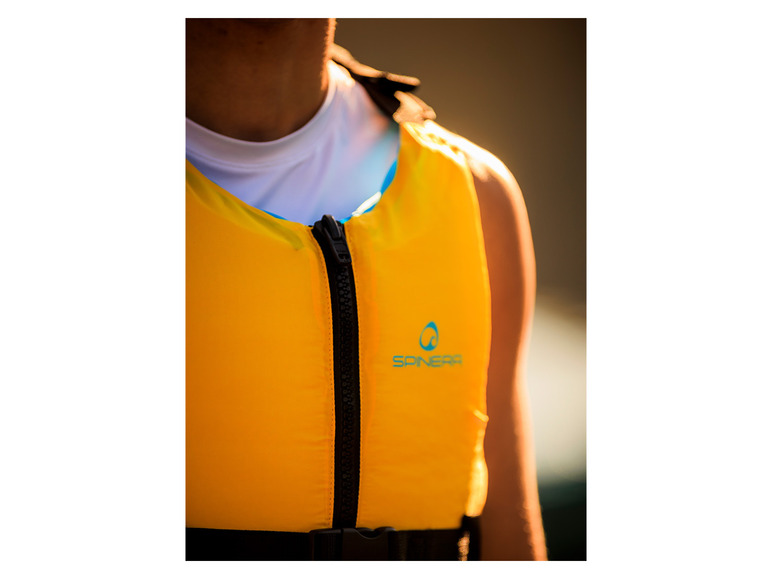 Een gele reddingsvest van het merk Spiner.