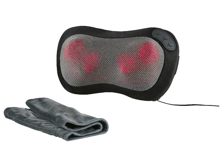 Zwart elektrisch massagekussen met warmtefunctie en bediening, vergezeld van een grijze handdoek.