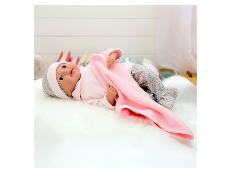 Baby Annabell pop in roze pyjama en deken op wit imitatiebont.