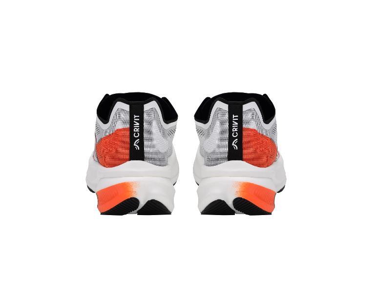 Paar witte, grijze en oranje sportschoenen, achteraanzicht.