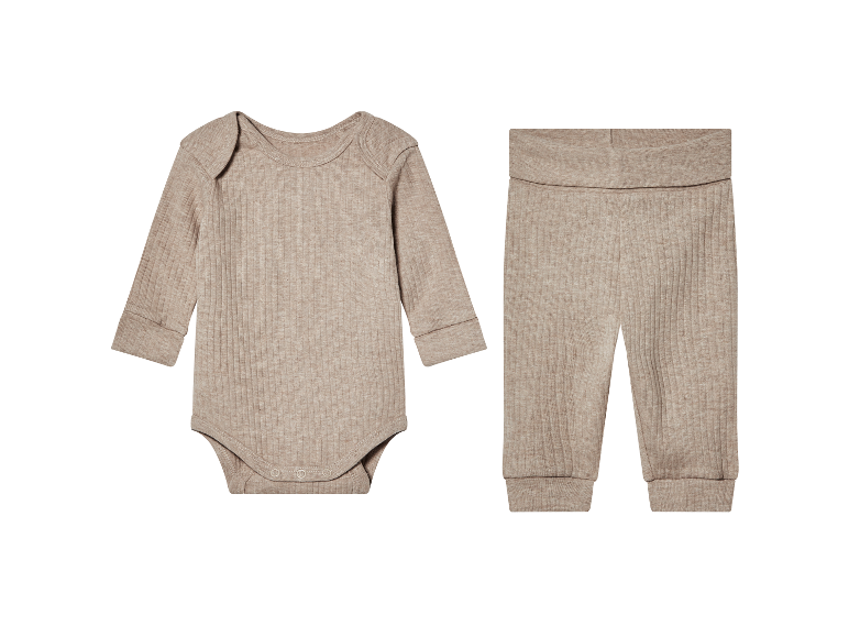 Beige babykleding: ribgebreid rompertje en broekje.