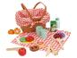 Picknickset met mand, geruite deken, sandwiches, fruit, drankjes en bestek.