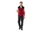 Man in rood-zwart geruit vest, wit T-shirt en zwarte werkbroek.