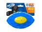 Een blauwe Nerf Dog bal met een pieper.