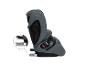 Grijze kinderautostoel met ISOFIX-bevestigingen en veiligheidsgordel.