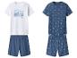 Heren zomerpyjama's: één wit met 'CALL IT A DAY' tekst en één blauw met bootprint.