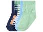 Vijf paar kindersokken in blauw, groen en wit, sommige met strepen.