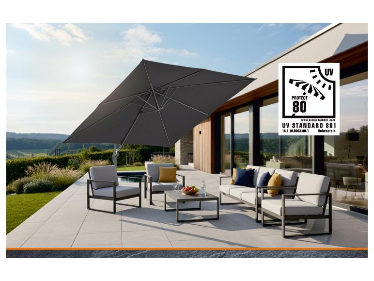 Grijze parasol en buiten loungeset op een terras met uitzicht op een groen landschap.