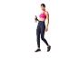 Vrouw in roze sportbeha en marineblauwe legging, met een waterfles.