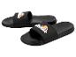 Een paar zwarte slippers met een kleurrijk logo op de bovenkant.