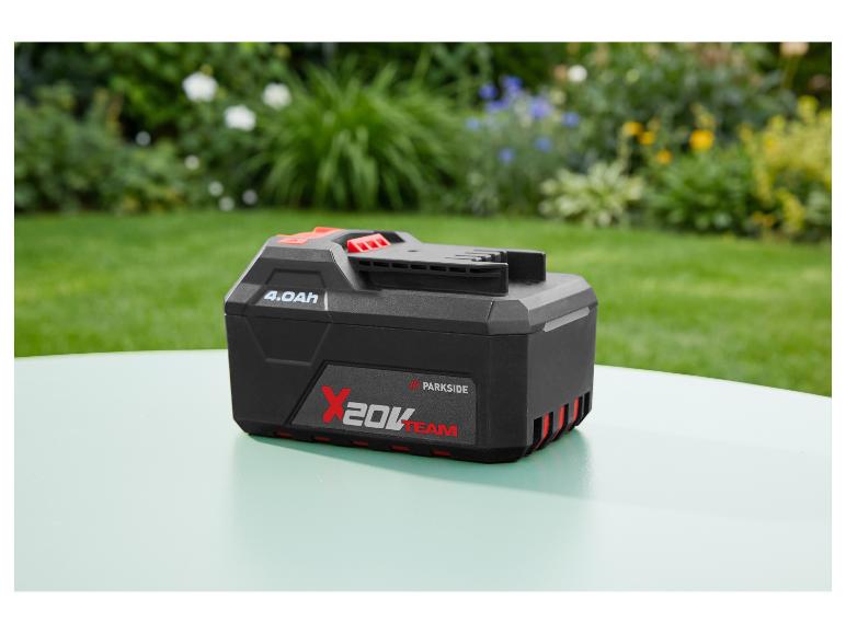 PARKSIDE 20V accu 4 Ah op een tafel in de tuin
