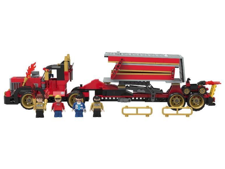 Een rood en zwart speelgoedvrachtwagenset met aanhanger, vier figuren en accessoires.