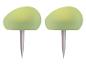Twee groene solar tuinlampen met metalen grondpennen.