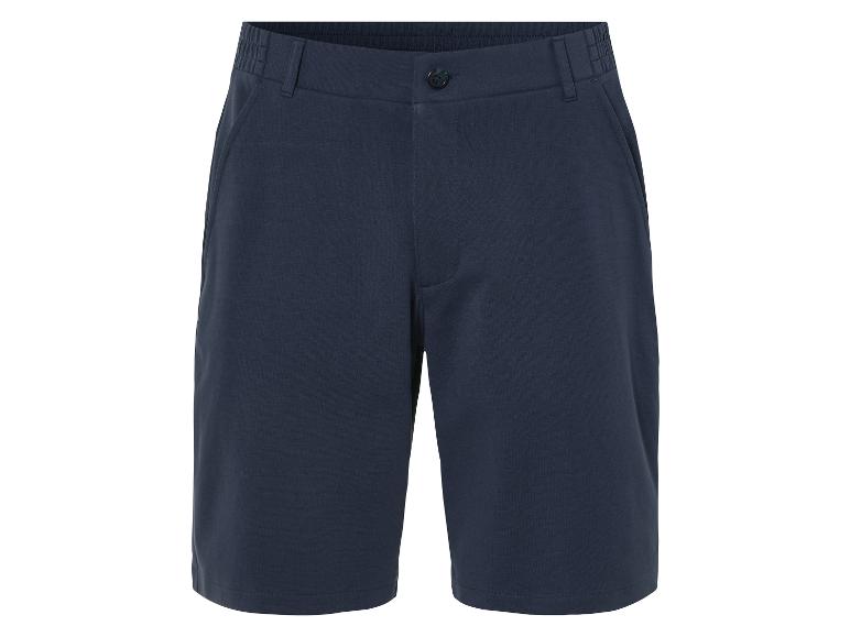 Donkerblauwe shorts.