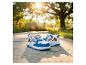 Blauwe en witte kindersneakers met superheldenontwerp, op een zonnig pad.