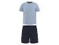 Lichtblauw T-shirt en donkerblauwe shorts.