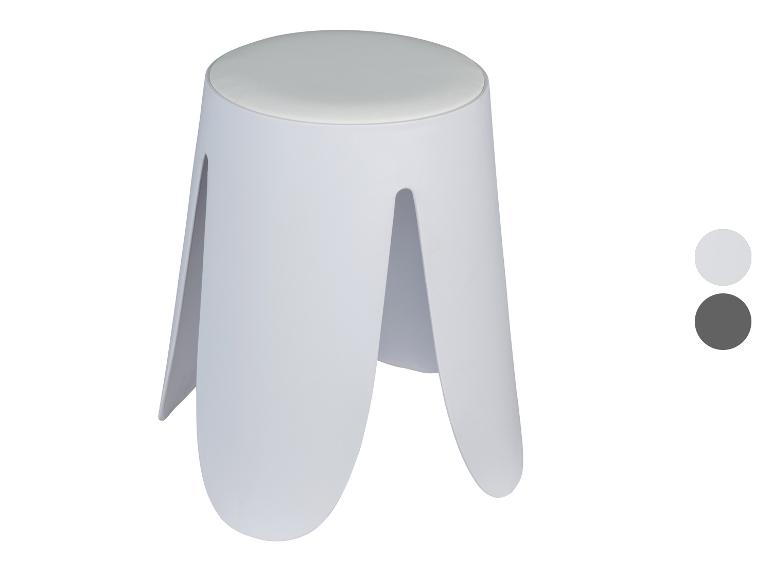 Witte plastic kruk met zacht zitkussen.