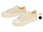 Beige lage sneakers met veters.