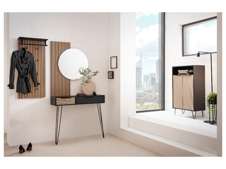 Moderne hal met kapstok, ronde spiegel, consoletafel en kast met houten lamellen.