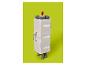 Opgevouwen beige reiswieg met rode en blauwe handvatten en details.
