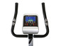 Close-up van een cardiotrainer met een digitaal display en handvatten.