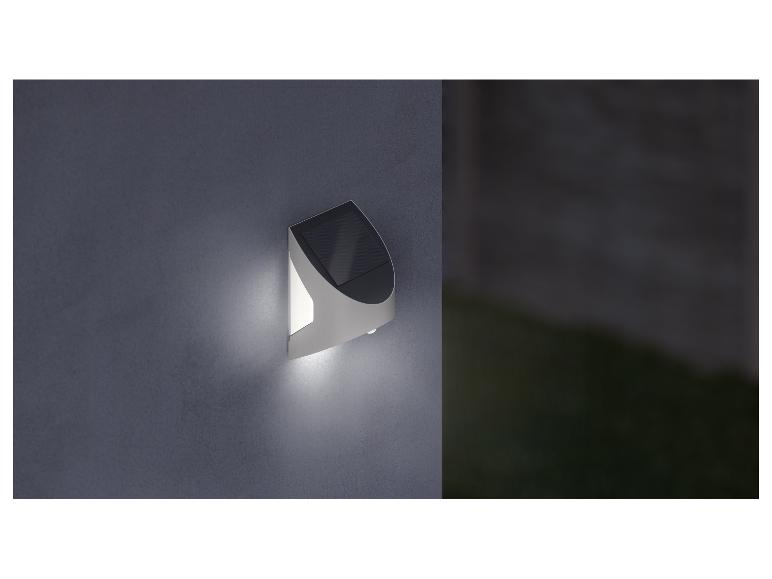 LIVARNO home solar-wandlamp met bewegingsmelder aan een muur