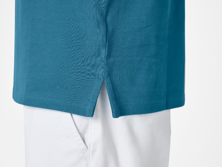 Turquoise polo shirt en witte broek.