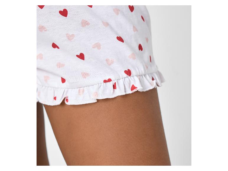 Witte damespyjama met rode en roze hartjesprint, met ruches aan de zoom.