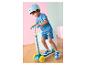 Jongen in blauw T-shirt, korte broek en helm rijdt op een driewielige scooter.