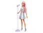 Barbiepop met roze haar, zilveren glittertop en rok, en een paarse microfoonstandaard.