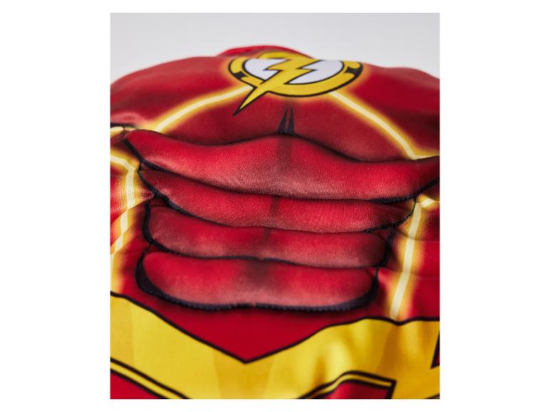 Bovenkant van een Flash-kostuum met logo en nepspieren.