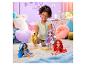 Modepoppen Rainbow High, accessoires en een kind dat speelt.