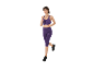 Vrouw in paarse sportoutfit, sportbeha en capri legging, aan het hardlopen.