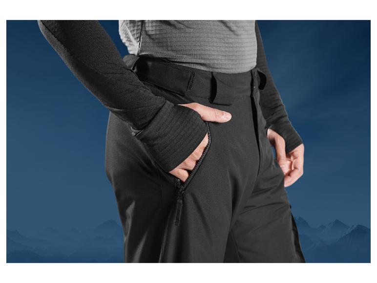 Zwarte broek met rits en zak op de dij