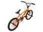 Oranje BMX-fiets met zwarte accenten en reflecterende pedalen.